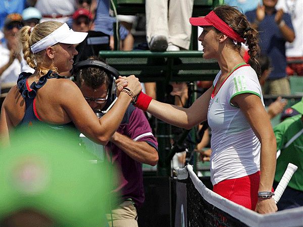 Néhány hete még a világelső Caroline Wozniacki (balra) gratulált legyőzőjének, Andrea Petkovicnak (Fotó: Action Images)