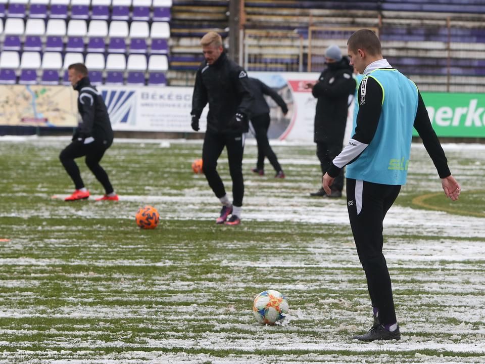 A játékosok enyhén havas talajú pályán tartották a bemelegítést (Fotó: Imre György/Békés Megyei Hírlap)