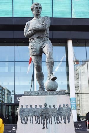 Sir Bobby Moore szobra az új Wembley előtt áll (Fotó: AFP)