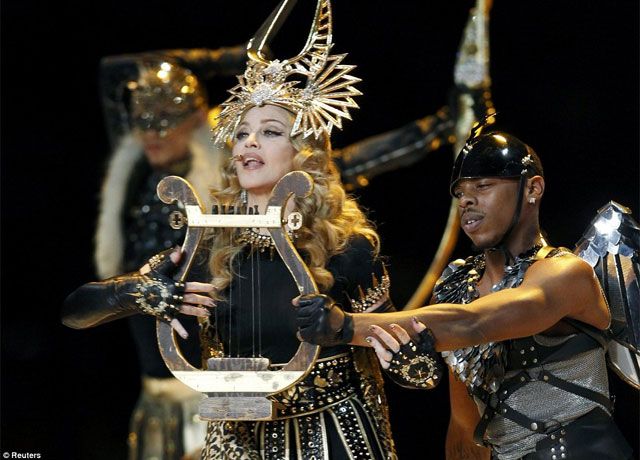 Madonna természetesen hárfán is játszik (Forrás: dailymail.co.uk)