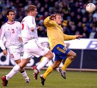 Dragóner és Gyepes Ljungberget kergeti 
a 2002-es svéd–magyaron (Fotó: Reuters)