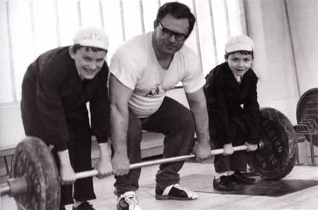 Két fiával, a kis Győzővel és Csabával 1970 körül a tatabányai súlyemelőteremben
