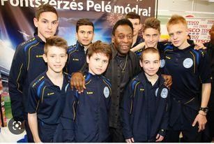 Sallai Roland Pelé mellett a Puskás Akadémia fiataljaival 
a brazil legenda 2014-es magyarországi látogatásakor