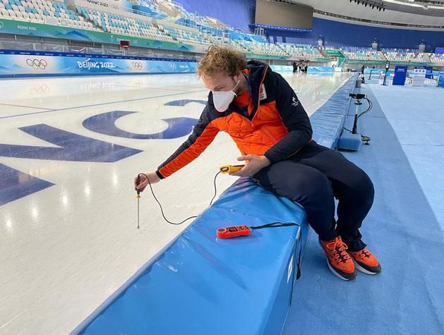 Sander van Ginkel méri a jég hőmérsékletét (Fotó: www.schaatsen.nl)