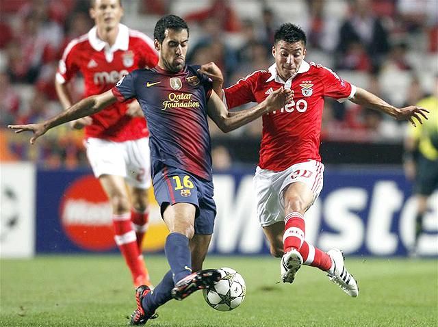 Sergio Busquets (Barcelona, balra) és Nico Gaitan (Benfica) párharca a labdáért (Fotó: Reuters)