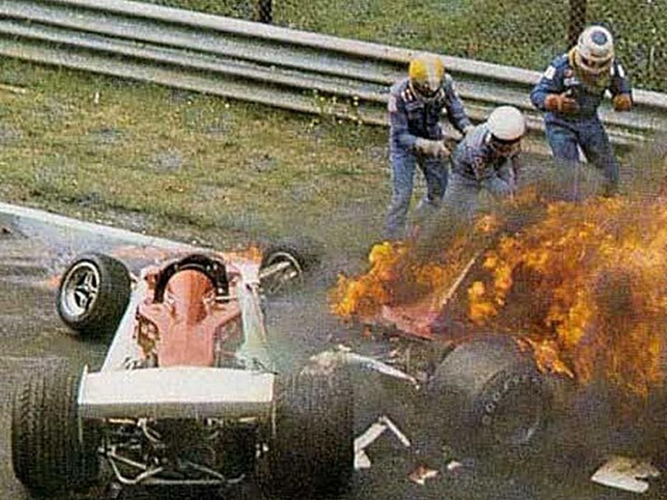Niki Lauda 1976-os, csaknem tragédiába forduló balesete kellett ahhoz, hogy több versenyt ne rendezzenek a Nürburgring 22.835 kilométer hosszú vonalvezetésén