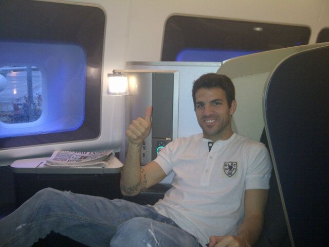 Cesc Fábregas elrepült Jakartába (Forrás: twitter.com/cesc4official)