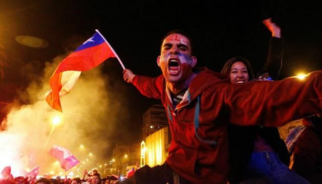 A chilei drukker a válogatott győzelmét ünnepli (Forrás: Reuters)
