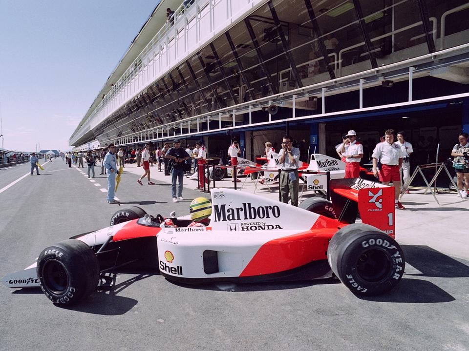 Szembetűnő a különbség biztonsági szempontból Ayrton Senna 1991-es… (Fotók: AFP)