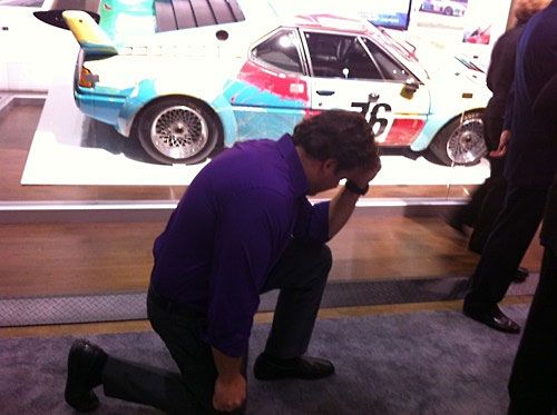 Esetleg egy Andy Warhol kiállítás BMW-je előtt (Fotó: tebowing.com)