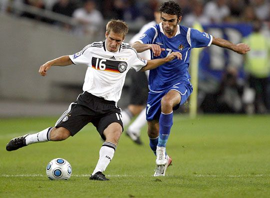 Lahm (balra) szerint a középpályán kell megállítani az oroszokat (Fotó: Action Images)