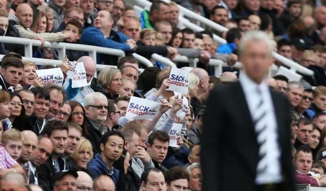 A Newcastle szurkolói feliratokon követelték Alan Pardew távozását (Fotó: Action Images)