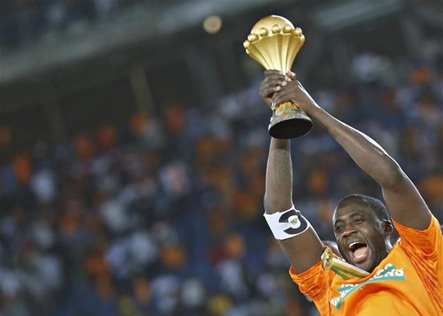 Yaya Touré a trófeával (Fotó: Reuters)