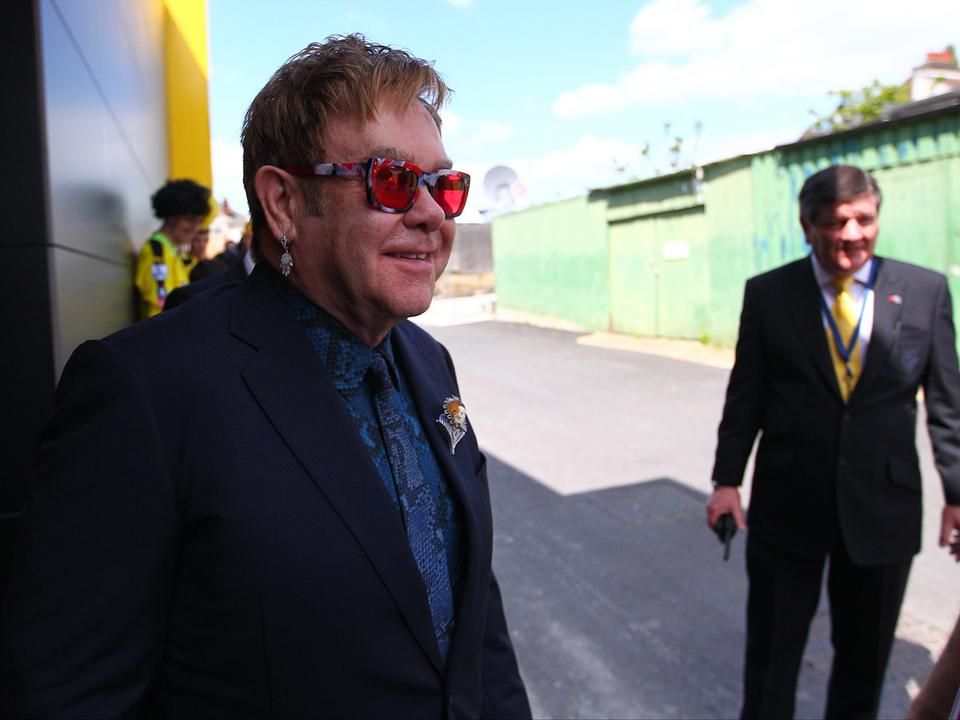 Elton John a Vicarage Roadon. Örökös tiszteletbeli elnöke a klubnak, egyik legnagyobb slágere, a Your Song sorai a róla elnevezett lelátót díszítik (Fotó: AFP)