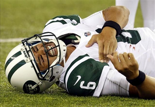 A New York Jets csapatát irányító Mark Sanchez kulcscsontsérülést szenvedett, de nincs törés (Fotó: Action Images)