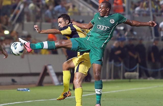 A meccsen többször ügyetlenkedő Mevoungou (zöldben) harcol a labdáért (Fotó: Oz Mulaem/Yedioth Aharonoth)