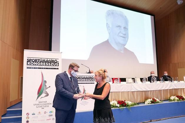 Szöllősi György, az MSÚSZ elnöke, lapunk főszerkesztője életműdíjat adott át Simon József özvegyének