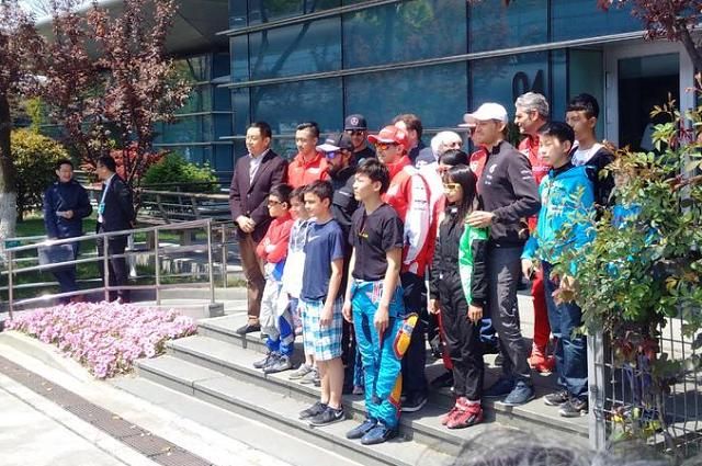 F1-es sztárok és kínai gokartosok egy képen