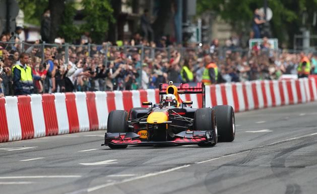 Itt épp a Red Bull és Ricciardo koptatja az Andrássy út aszfaltját (Fotó: Török Attila)
