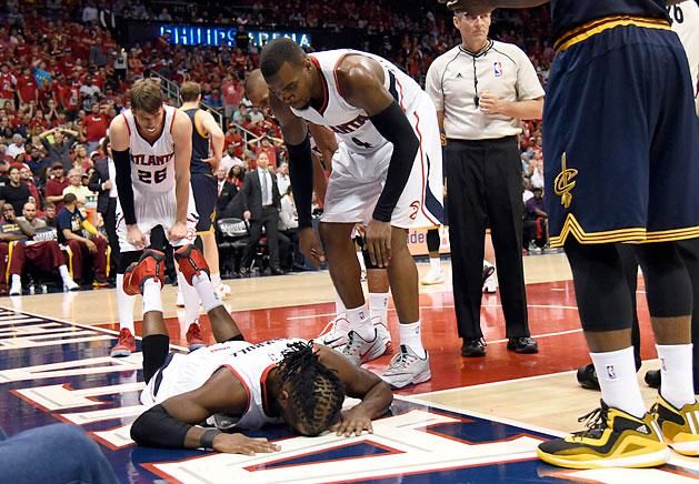 Carroll (a földön) súlyosnak tűnő térdsérülést szenvedett (Fotó: Reuters)