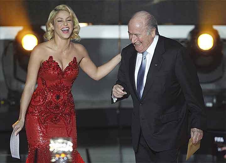 Shakira még Sepp Blatter FIFA-elnökből is kihozza az embert (Fotó: Action Images)