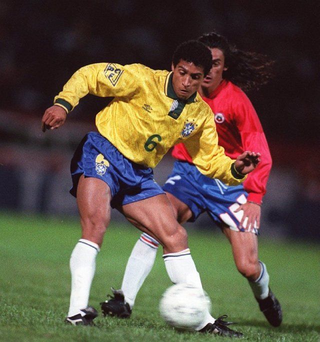 1993-ban először húzhatta magára a brazil válogatott mezét (Fotó: whoateallthepies.tv)