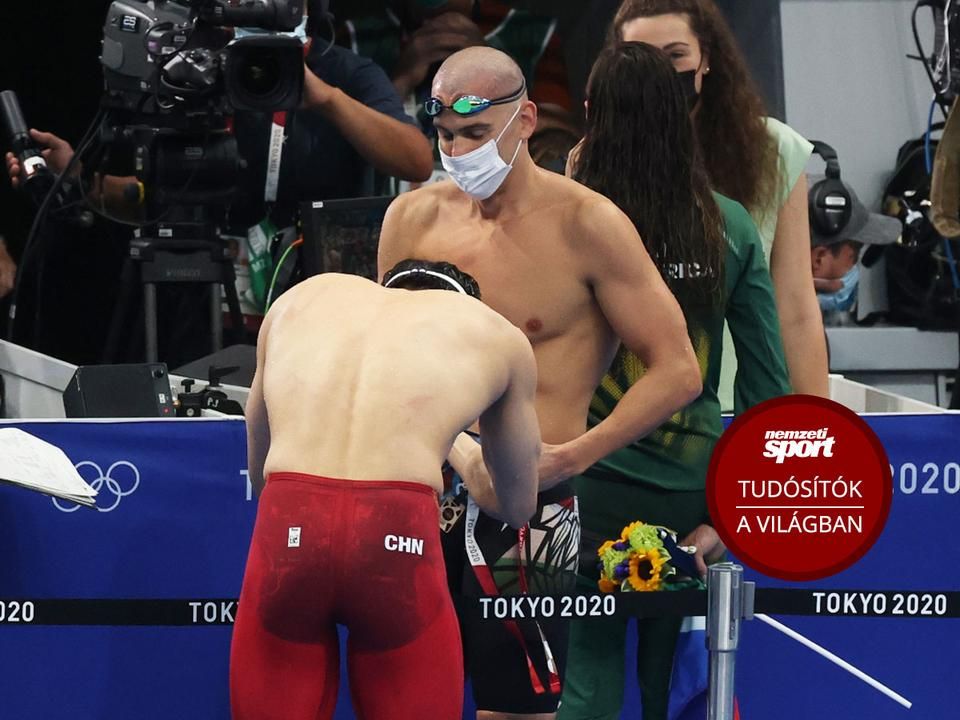 Az olimpiai bajnok Vang Sun is meghajolt a 200 vegyes döntője után a búcsúzó Cseh László előtt (Fotó: Tumbász Hédi)