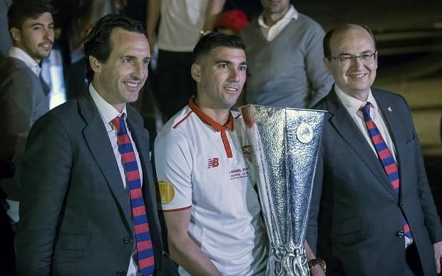 2016: Unai Emery és José Antonio Reyes a Liverpool legyőzése után