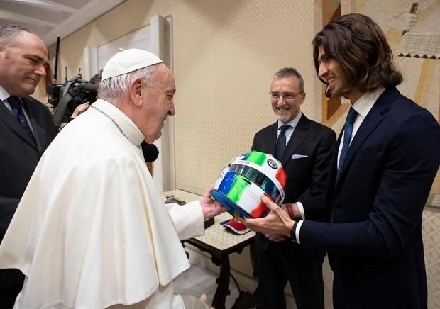 Antonio Giovinazzi olasz F1-es pilóta 2020-ban találkozott az egyházfővel