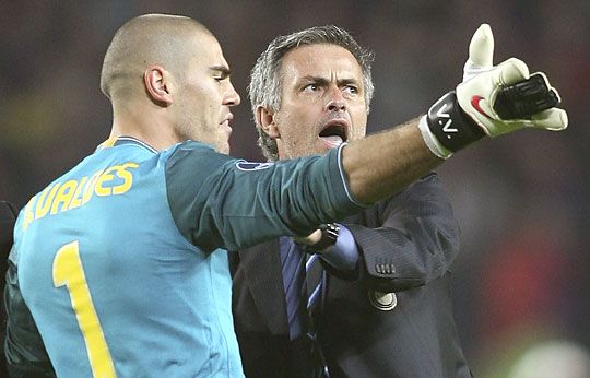 Valdés és Mourinho különszáma (Fotó: Reuters)