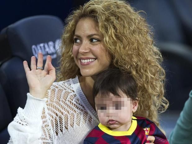 Shakira integet a szurkolóknak (forrás: laverdad.com)