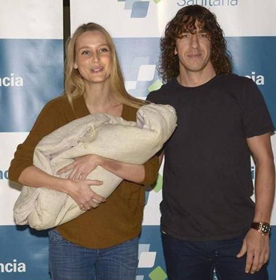 Vanessa Lorenzo és Carles Puyol a kis Manuelával (forrás: Facebook)