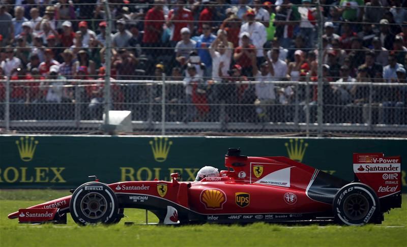 Vettel körhátrányban küszködik első körös defektje után