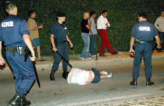 Rendőri intézkedés Portugáliában (Fotó: Action Images)