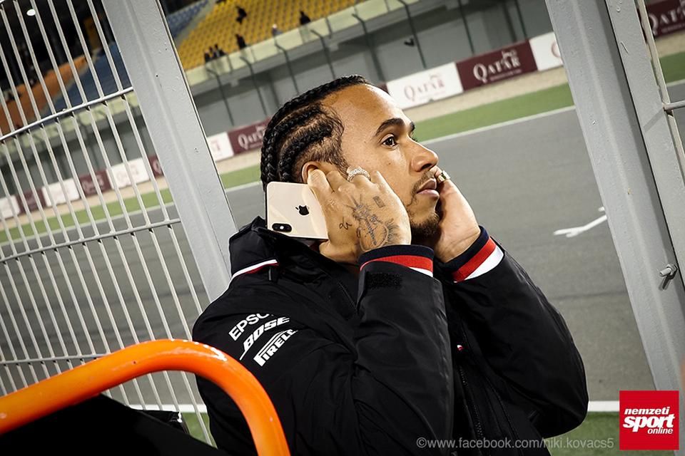 A szombati nap sztárja Katarban: Lewis Hamilton a Petronas vendégeként nagyon élvezte a látogatást (Fotó: Kovács Nikolett)