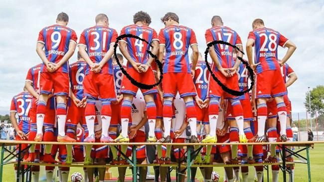 A Bayern-csapatkép hátulról, Dante és Boateng zsiványsága (Fotó: bild.de)