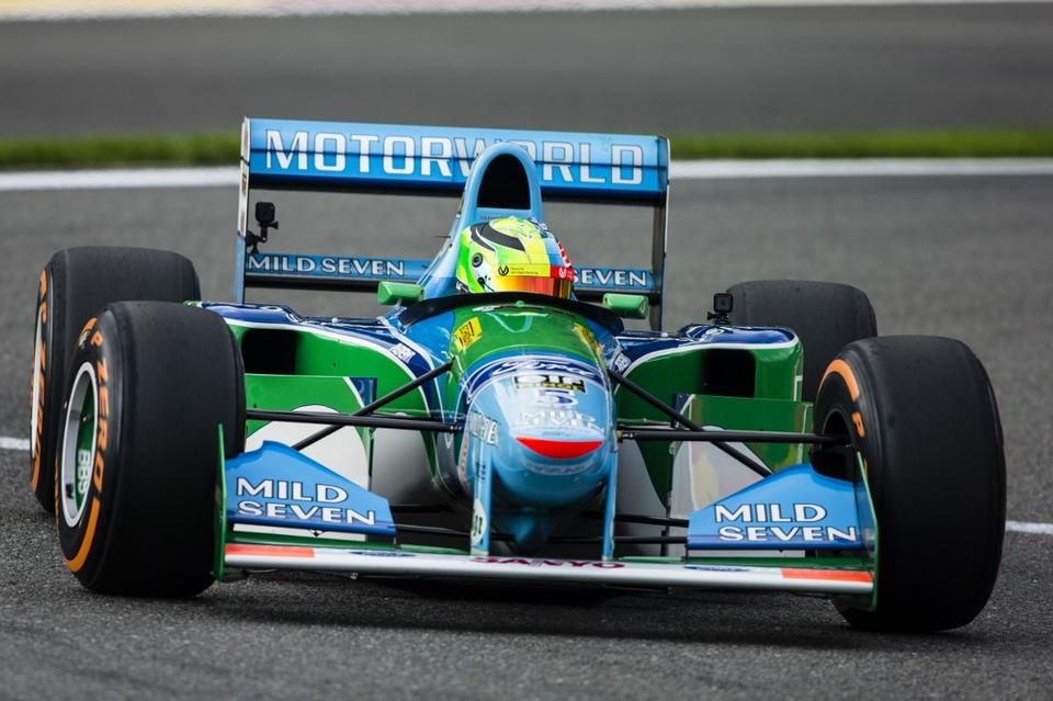 2017-ben apja első vb-győztes autóját, az 1994-es Benettont vezethette (Fotó: AFP)