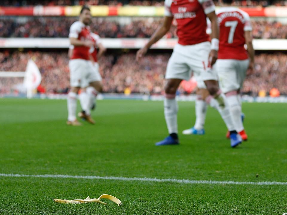Pierre-Emerick Aubameyang gólt szerzett, a Tottenham-szurkoló banánhéjjal „jutalmazta” (Fotó: AFP)