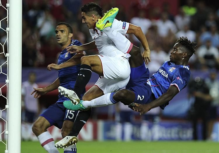 Wissam Ben Yedder (fehérben) gólja három pontot ért a Sevillának (Fotó: AFP)