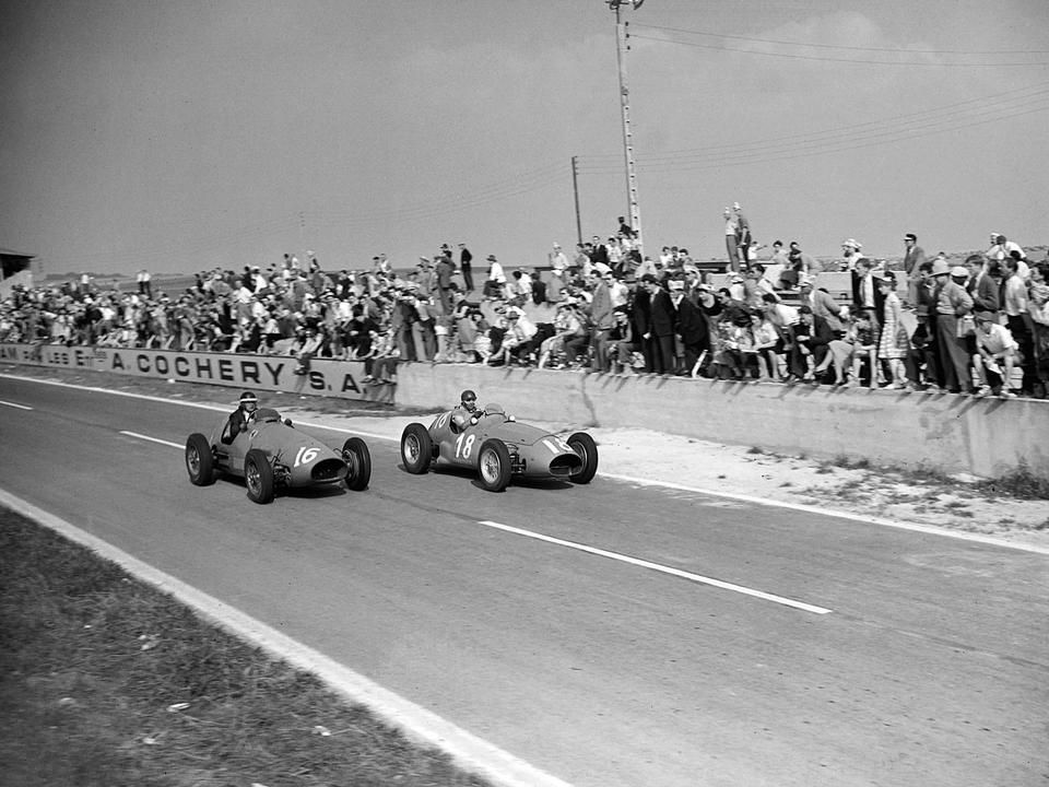 Mike Hawthorn és Juan Manuel Fangio a verseny második felében lélegzetelállító csatát vívott egymással (Fotó: AFP)