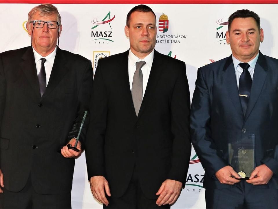 Gyulai Miklós elnök (középen) adta át az év legjobb edzőinek járó díjat Németh Lászlónak (balra) és Németh Zsoltnak