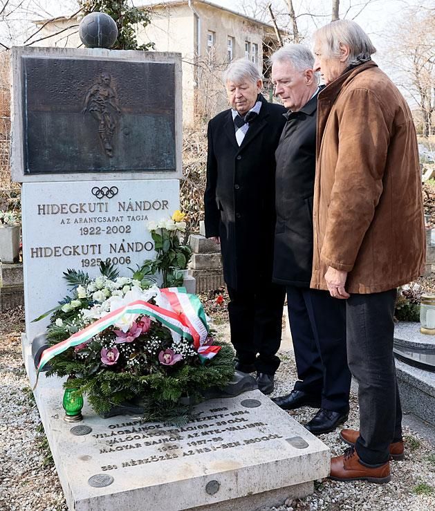 Imre  Gellei (left), Sándor Berzi and Antal Dunai reminiscing at the legendary player's tomb in Óbuda (Photo: Miklós Szabó)