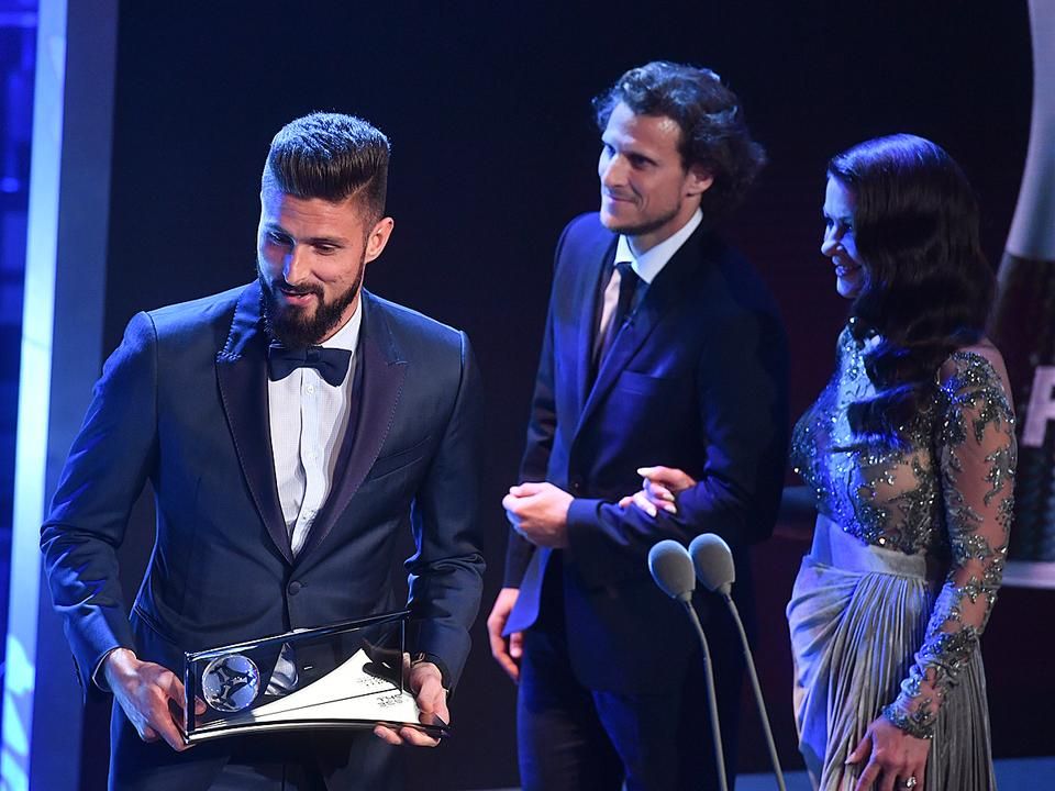A Puskás-díj átadása továbbra is szerves része a gálának, Olivier Giroud a büszke győztes (Fotó: AFP)