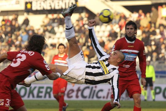 Fabio Cannavaro itt még menteni tudott (Fotó: Ruters)