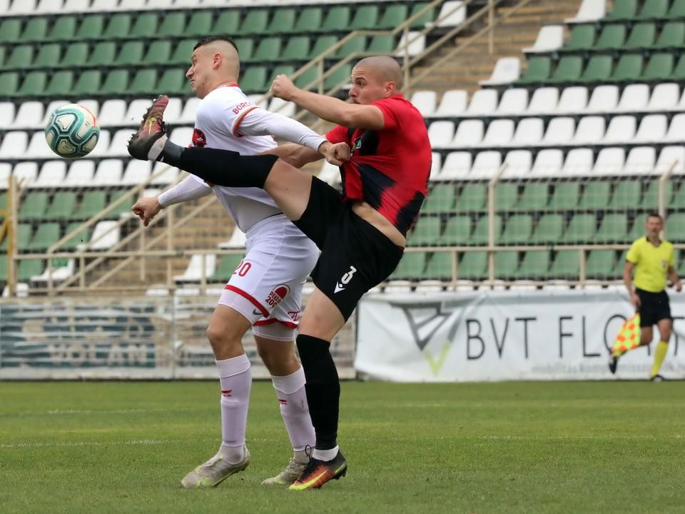 A küzdelem alap, de jó játék is párosul hozzá. Kiss Balázs asszisztens figyel a háttérből  (Fotó: Laufer László/Dunántúli Napló)