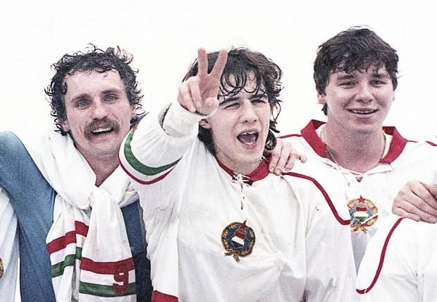 Ancsin János (középen) 17 évesen mutatkozott be a magyar jégkorong-válogatottban (Fotó: MJSZ)