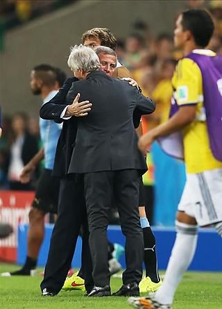 Tabárez (szemben) gratulál Pékermannak 
(Fotó: Reuters)