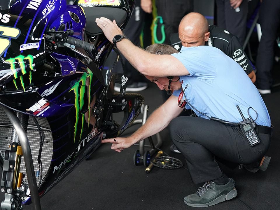 Danny Aldridge technikai igazgató Rossi motorját vizsgálja (Fotó: Kovács Nikolett)