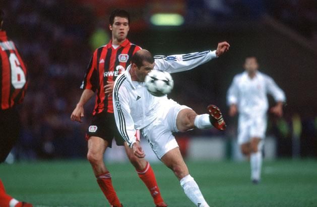A BL-történet egyik legszebb gólját lőtte a Leverkusen elleni döntőben 2002-ben (Fotó: Getty Images)