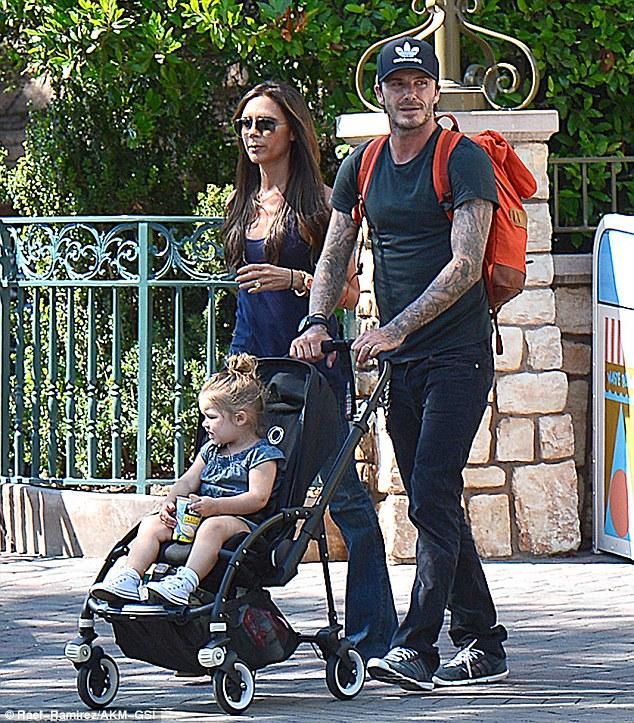 A Beckham család – a fiúk éppen másfelé kóricálnak (forrás: Daily Mail)